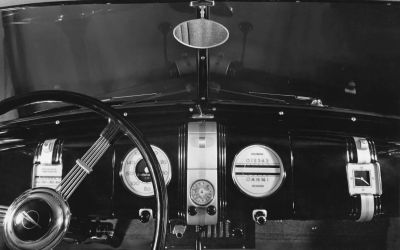 Ein Hauch von Nostalgie: Autoradio im historischen Opel Admiral (Foto: Stellantis / Opel)