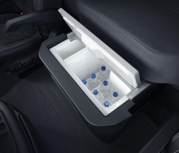 Praktisch - der gro&szlig;e K&uuml;hlschrank im neuen Ford F-MAX GEN 2.0 (Foto: Ford Trucks)